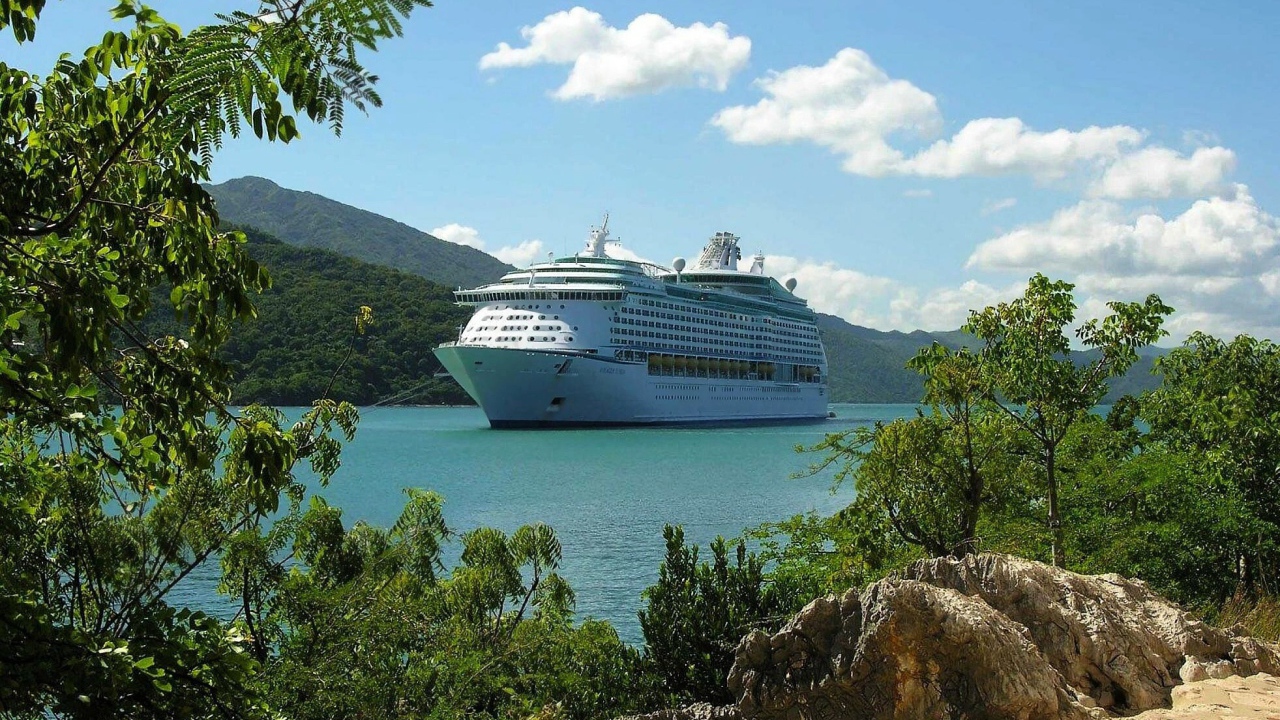 Лайнер в бухте