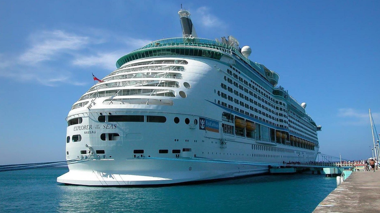 Роскошный лайнер у причала