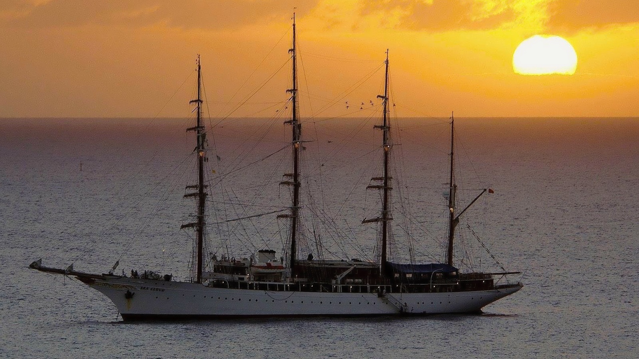 Корабль на фоне заката