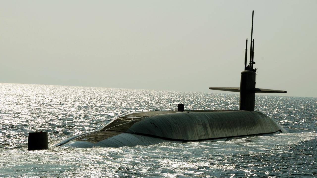 Подводная лодка в открытом море