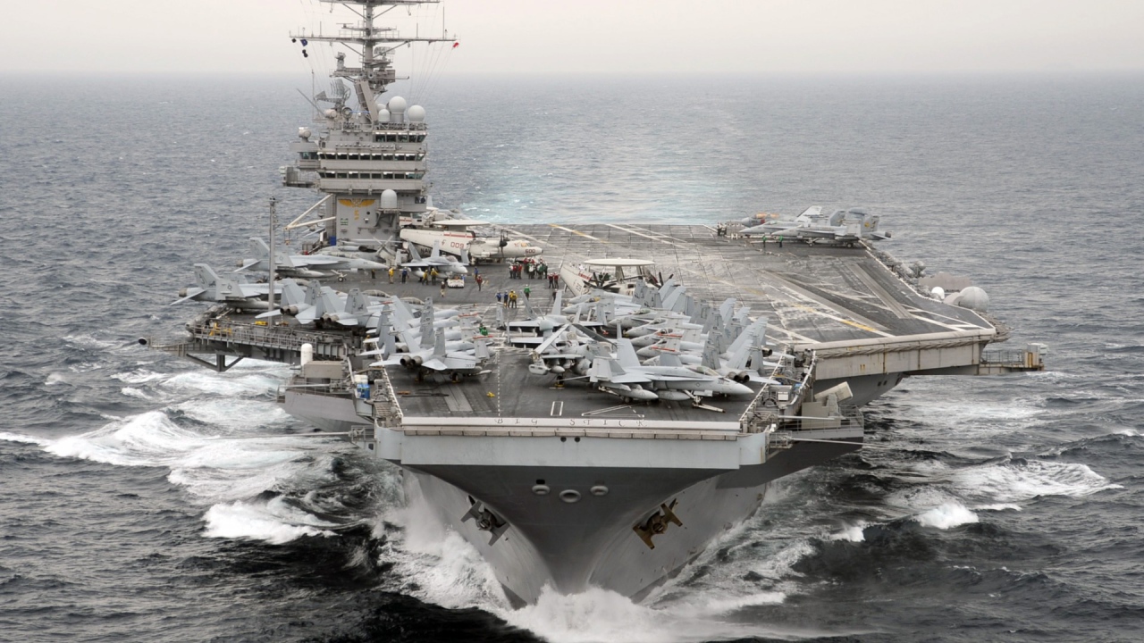 Американский авианосец в море