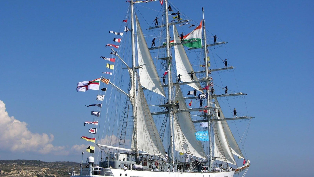 Парусник выходит в море