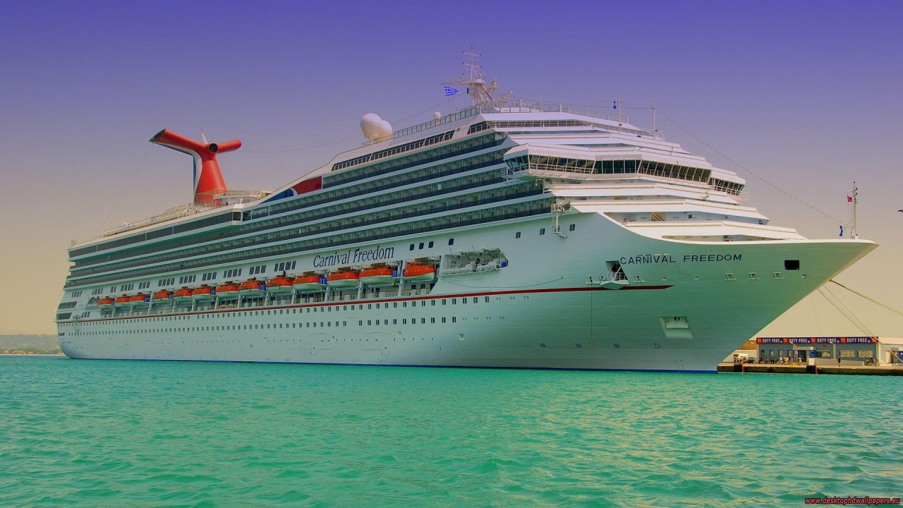 Круизный корабль на причале