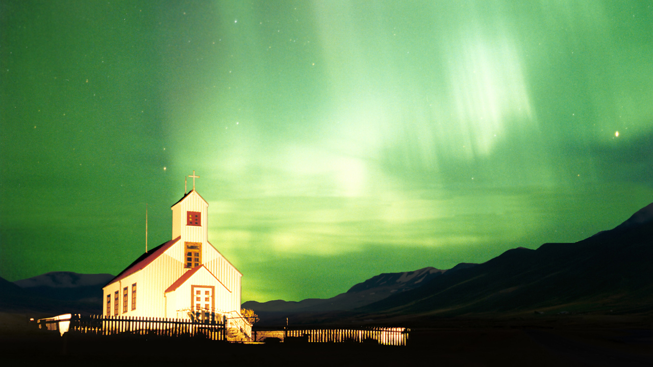 Северное сияние над костелом