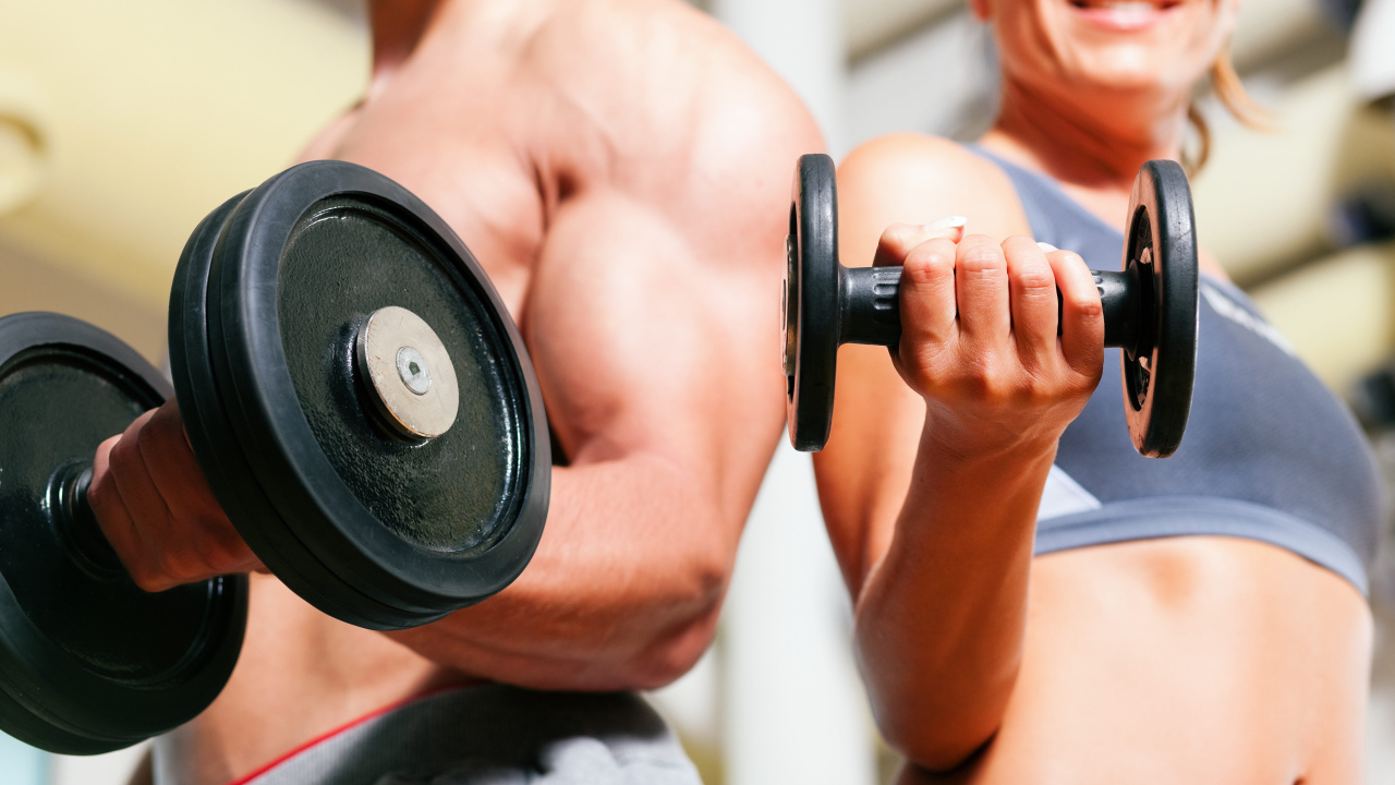 Пара занимается фитнесом