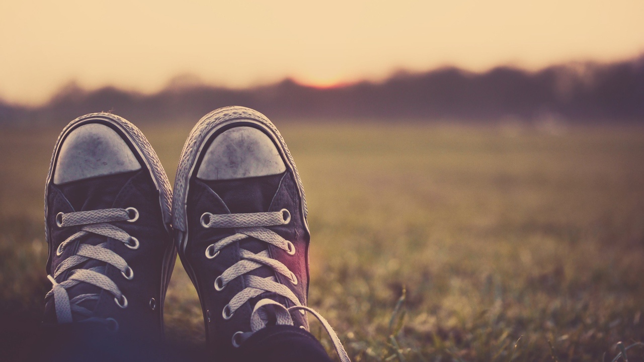 В кедах на фоне заката