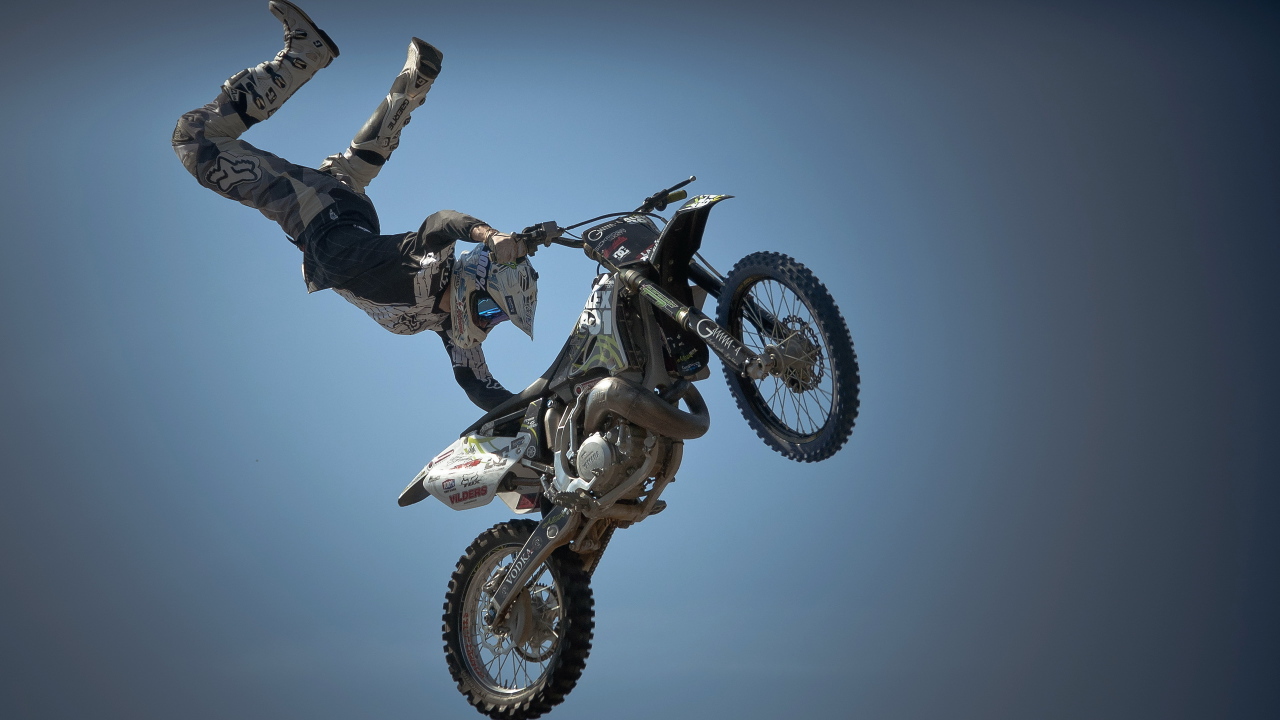 Рискованный прыжок с мотоциклом