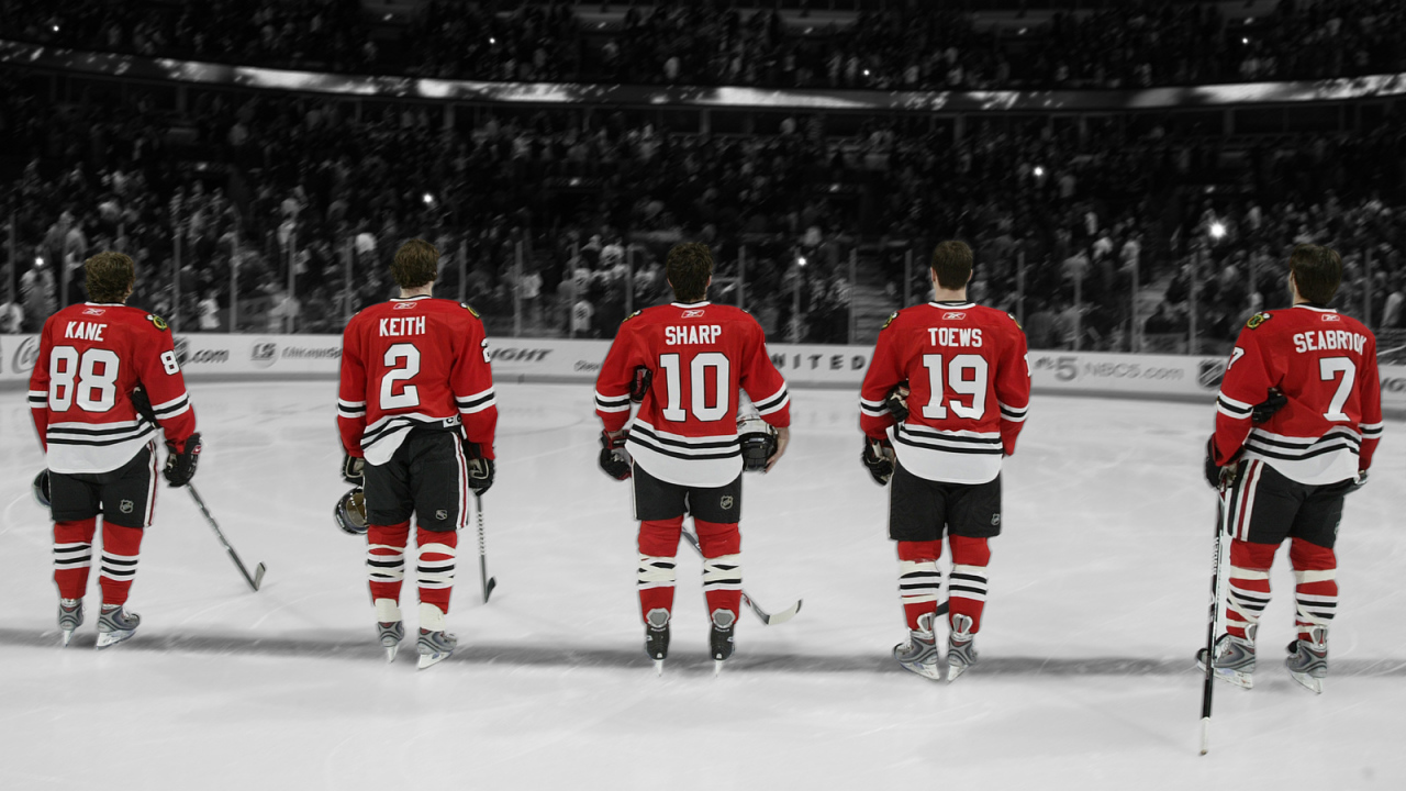 Лучший Хоккеист Чикаго Джонатан Тэйвз и его команда