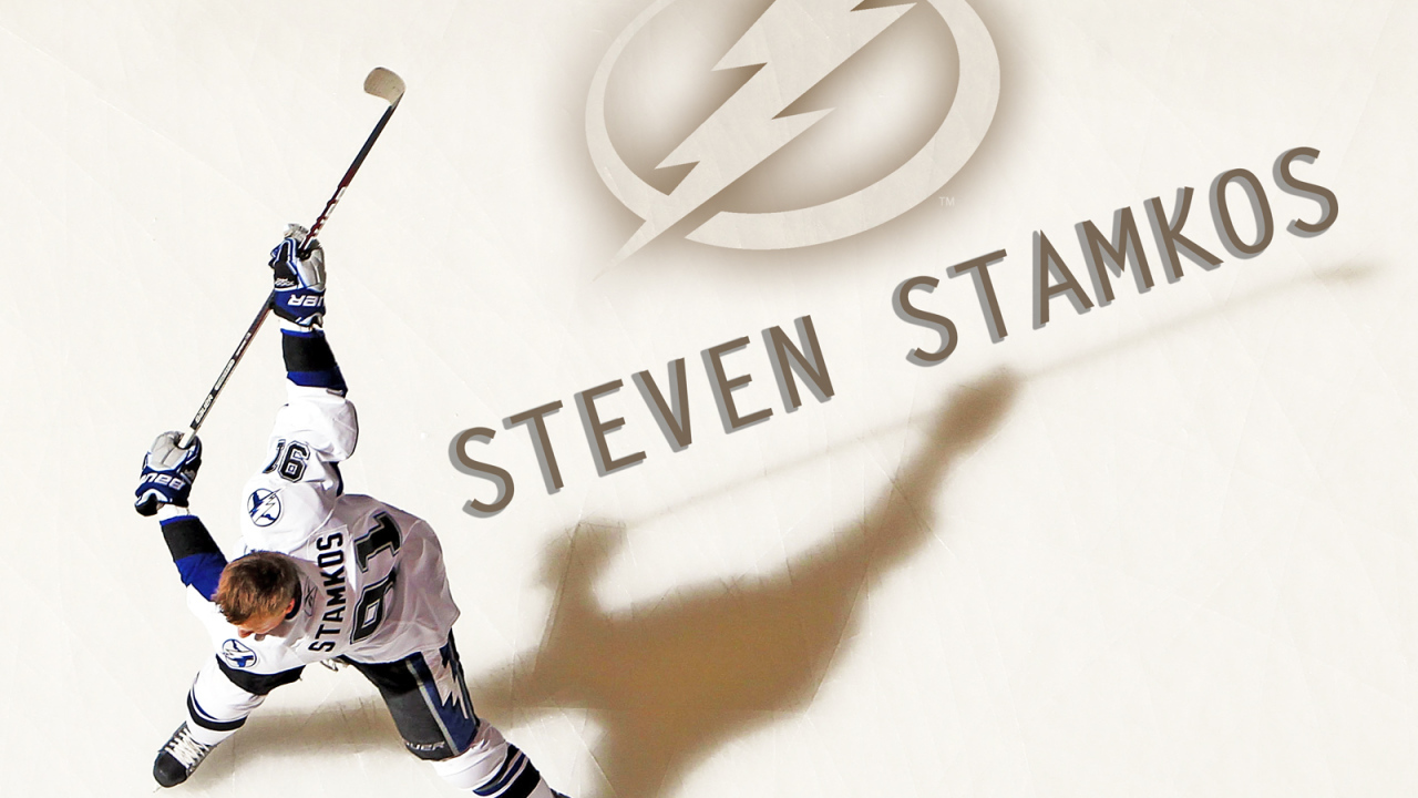 Хоккеист Тампа-Бэй Стивен Стэмкос на льду