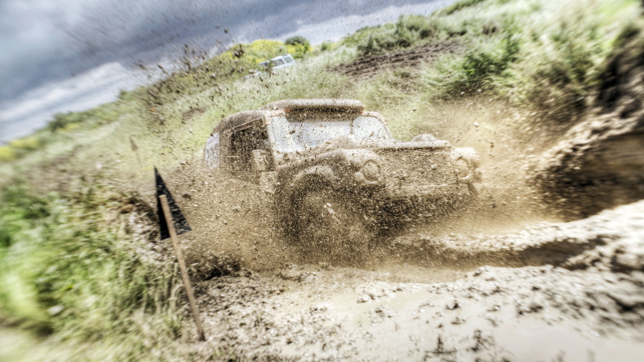 Автомобиль на кроссе