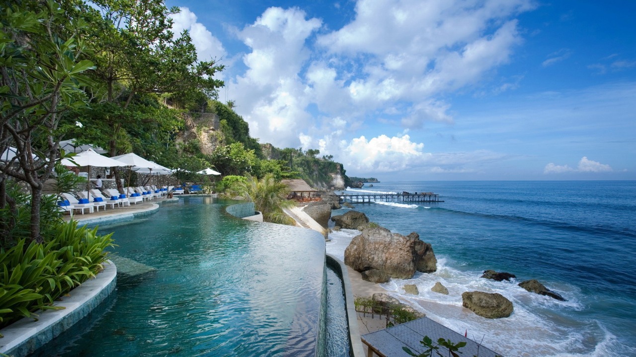 Бассейн у берега на Бали