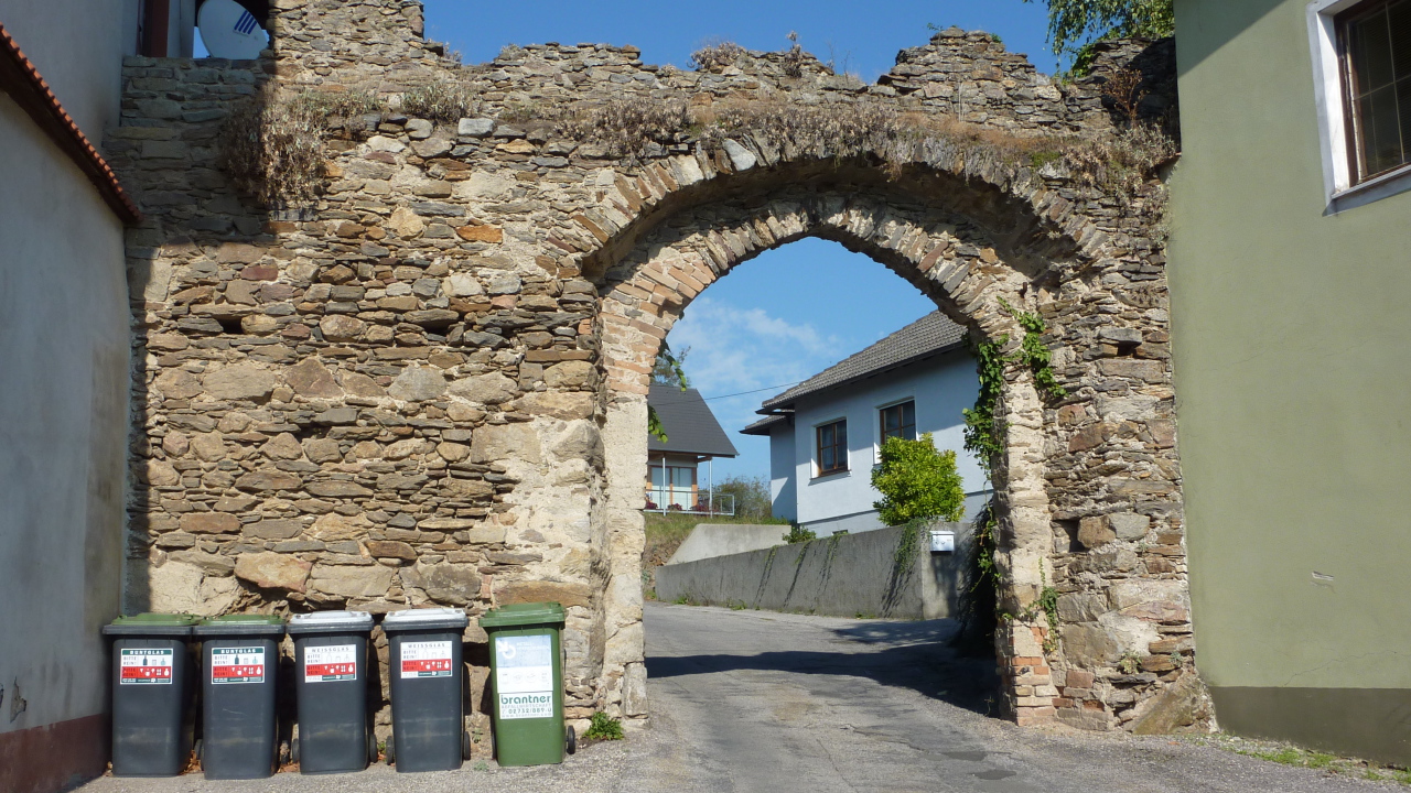 Старинная арка в городе Лэнгенфельд, Австрия