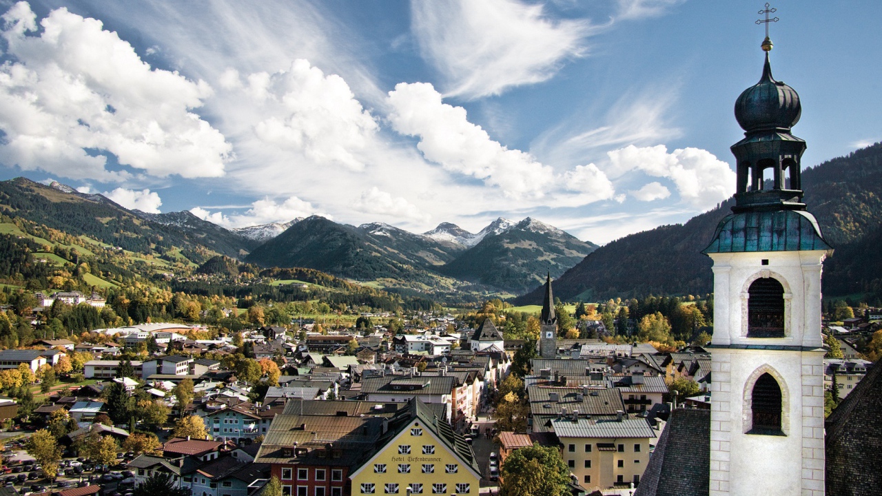 Колокольня на фоне города  Зальцбург, Австрия