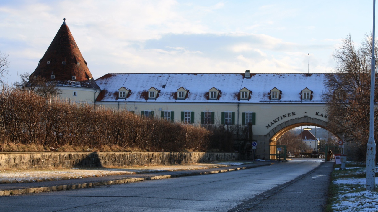 Здание с аркой на курорте Баден, Австрия