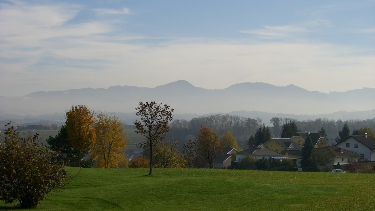 Город на фоне гор на курорте Бад Халль, Австрия