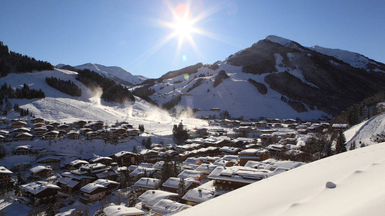 Город на горнолыжном курорте Заальбах Хинтерглем, Австрия