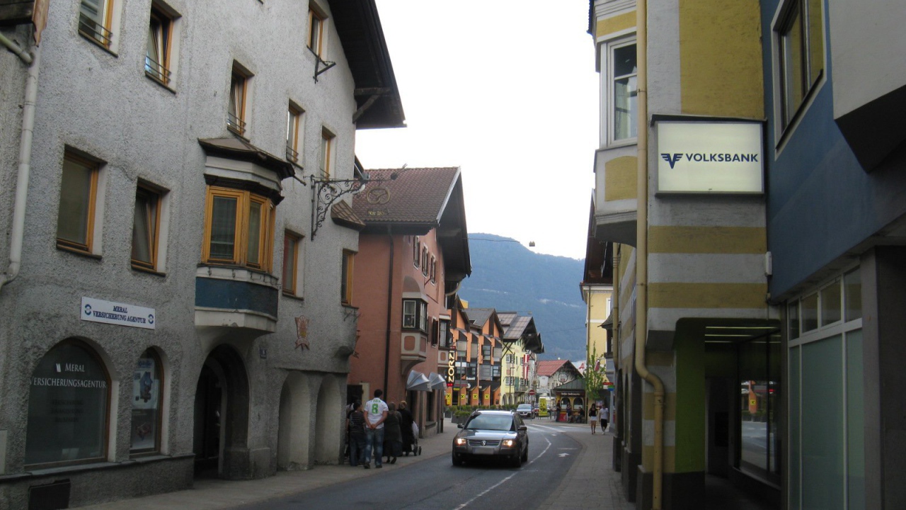 Городская улица на курорте Тельфс-Бюхен, Австрия