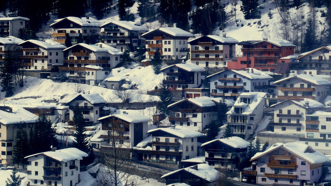 Городские улицы на горнолыжном курорте Сант Антон, Австрия