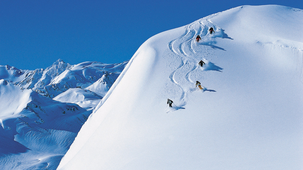Спуск по склону на лыжах на горнолыжном курорте Сант Антон, Австрия