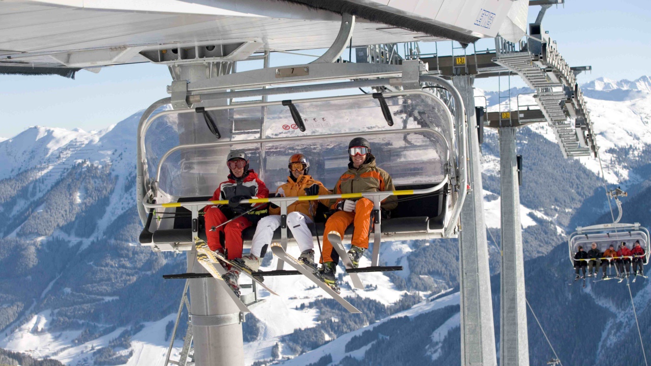 Катание на подъемнике на горнолыжном курорте Заальбах Хинтерглем, Австрия
