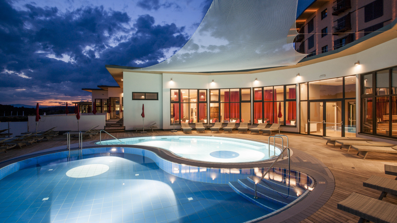 Вечерний бассейн на курорте Бад Татцмансдорф, Австрия