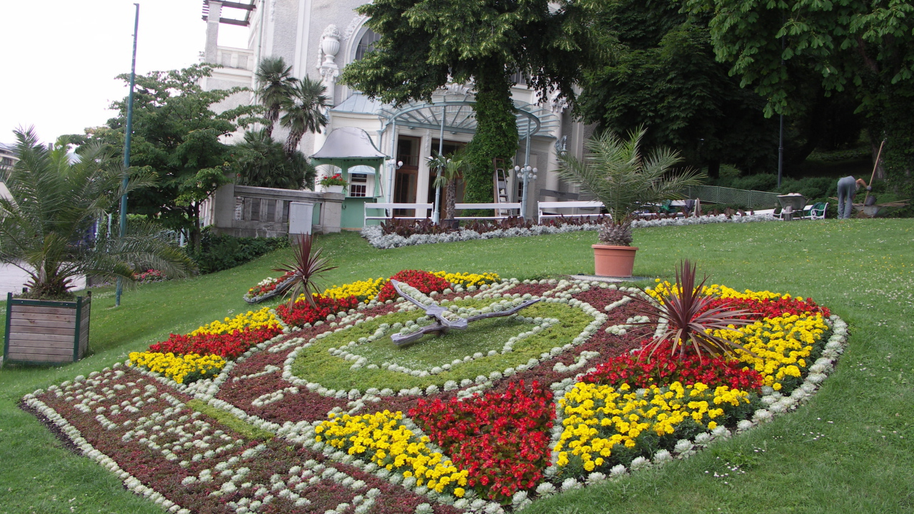 Цветочные часы на курорте Баден, Австрия