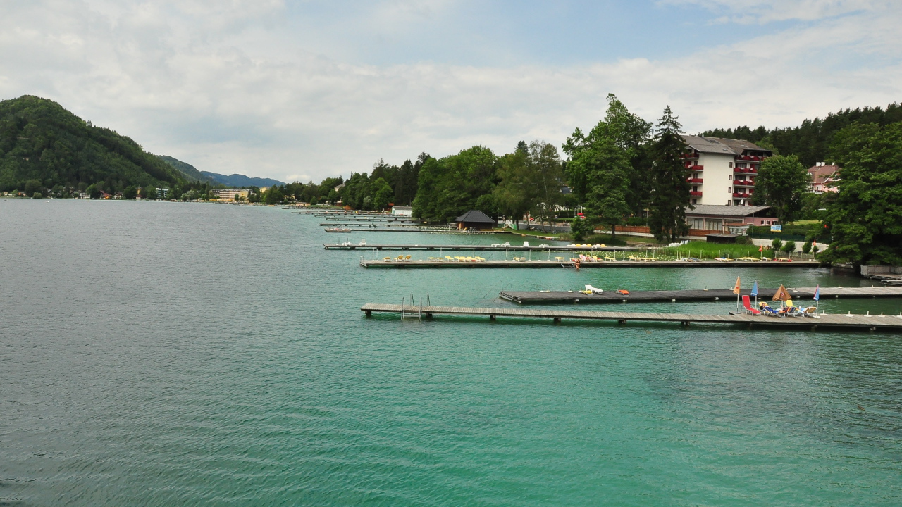 Зеленая вода на озере Клопайнер Зее, Австрия