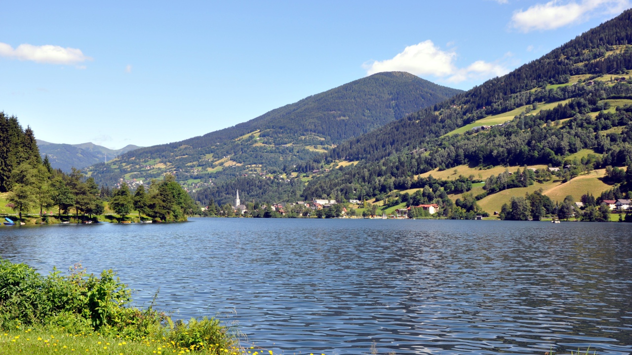 Озеро Клопайнер Зее на фоне гор, Австрия