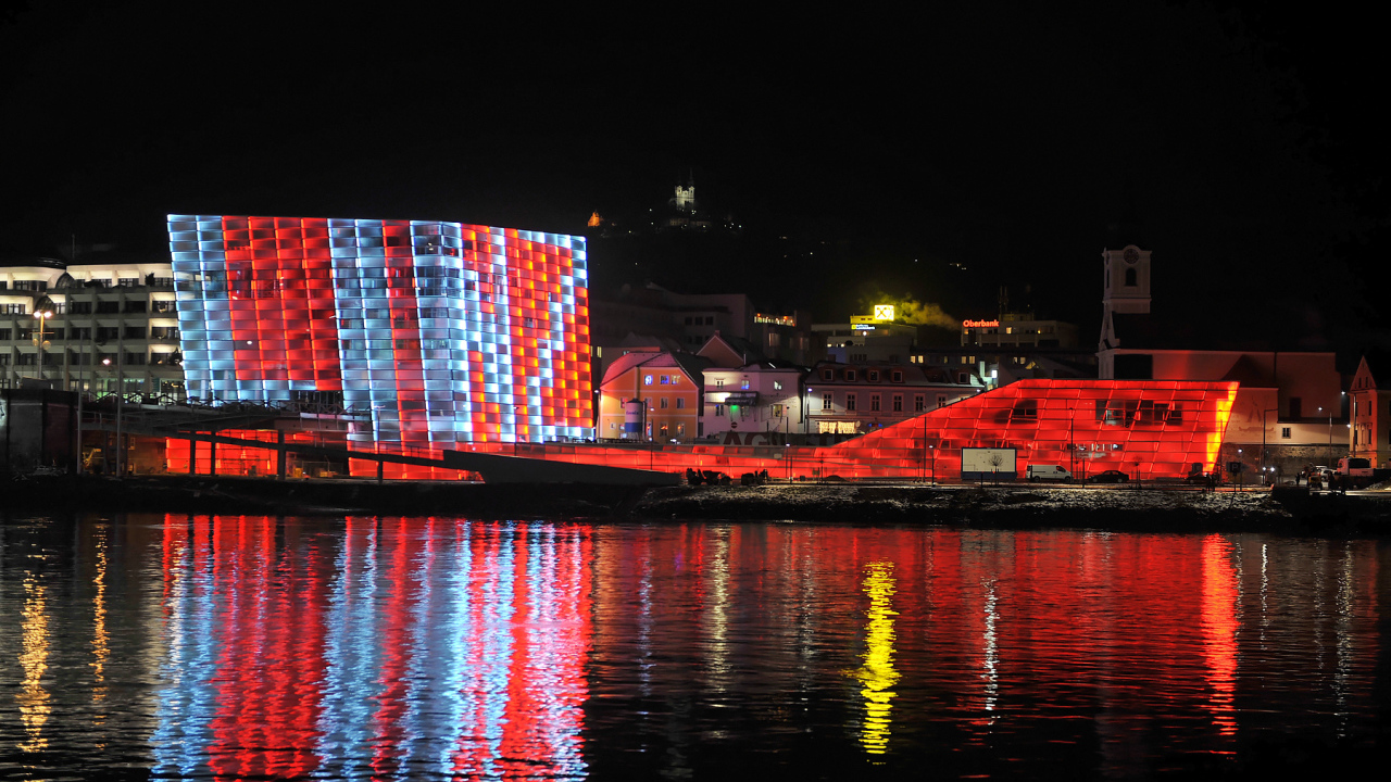 Ночная иллюминация в городе Линц, Австрия