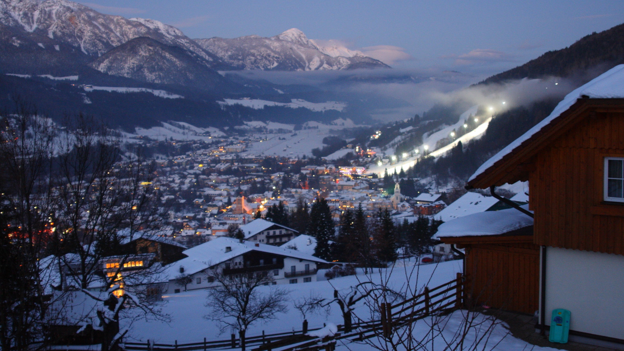 Ночные огни на горнолыжном курорте Шладминг, Австрия