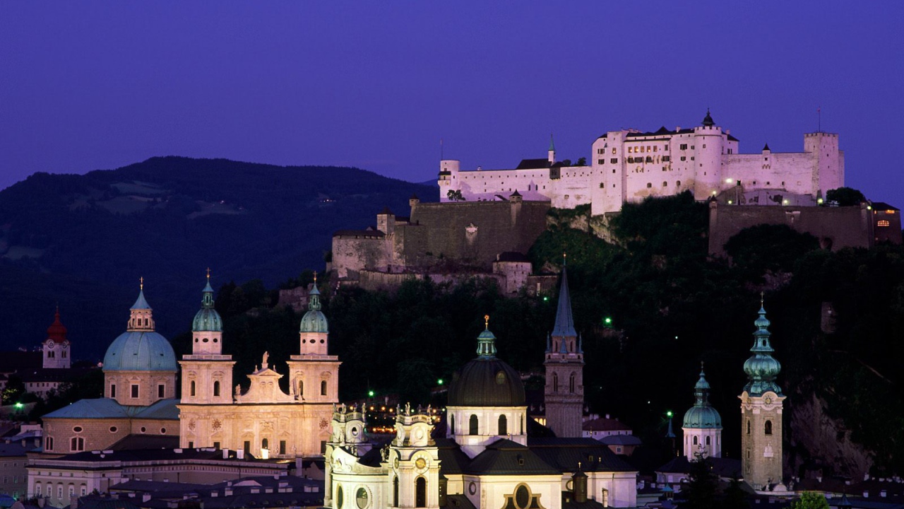 Ночные огни в городе  Зальцбург, Австрия