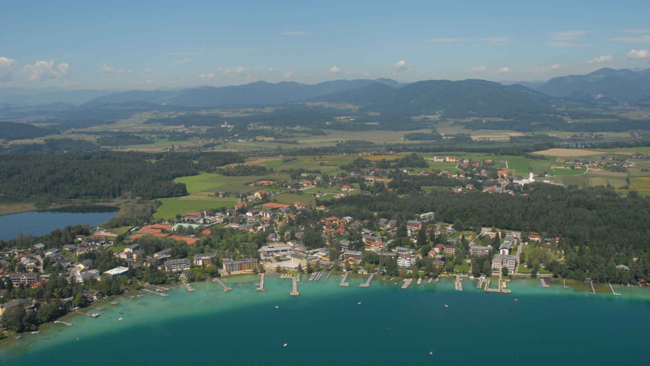 Панорама курорта на озере Клопайнер Зее, Австрия