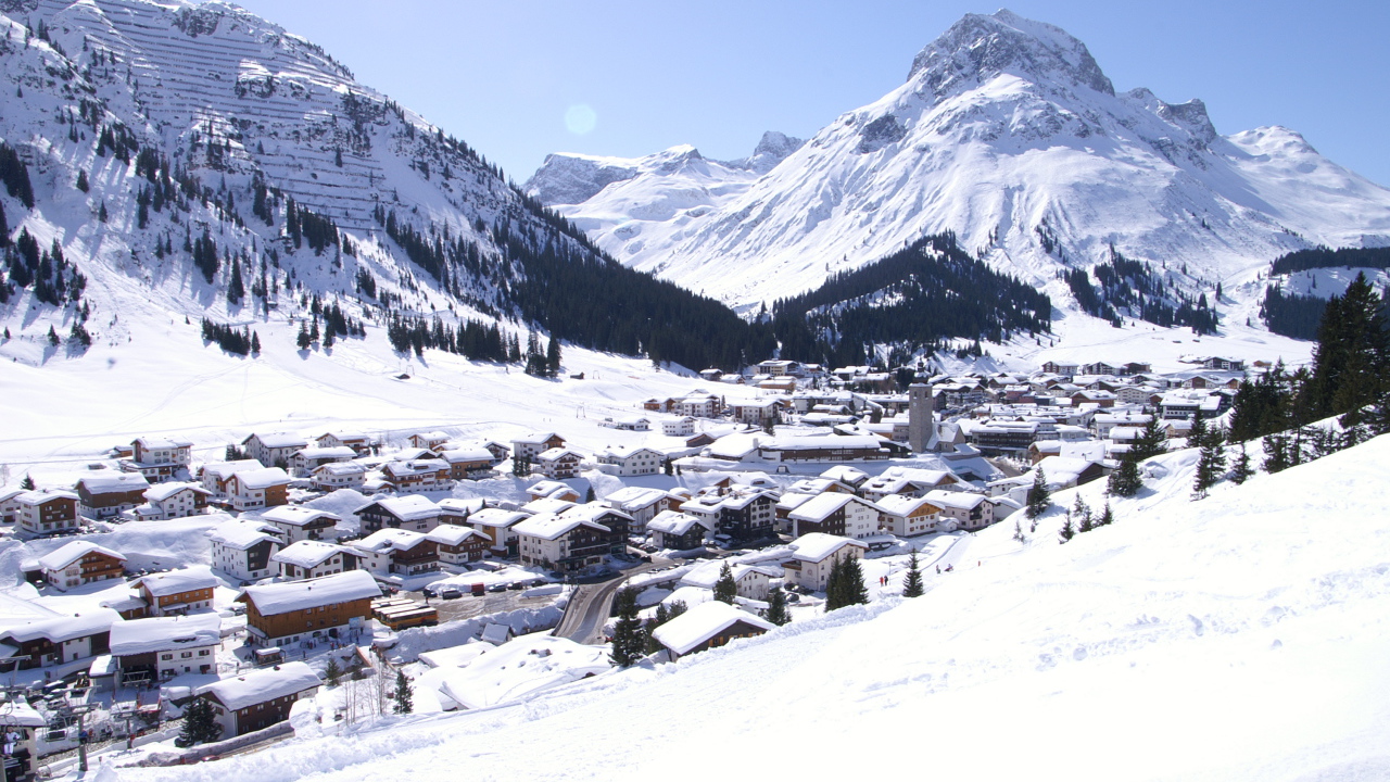 Панорама города на горнолыжном курорте Лех, Австрия