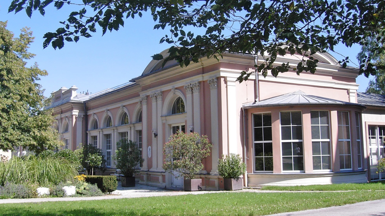 Розовое здание в парке на курорте Бад Халль, Австрия
