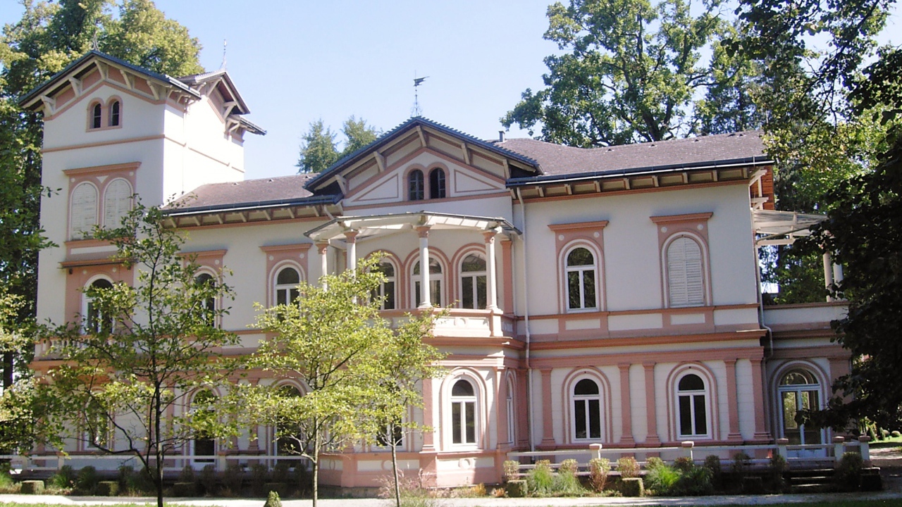Розовое здание на курорте Бад Халль, Австрия