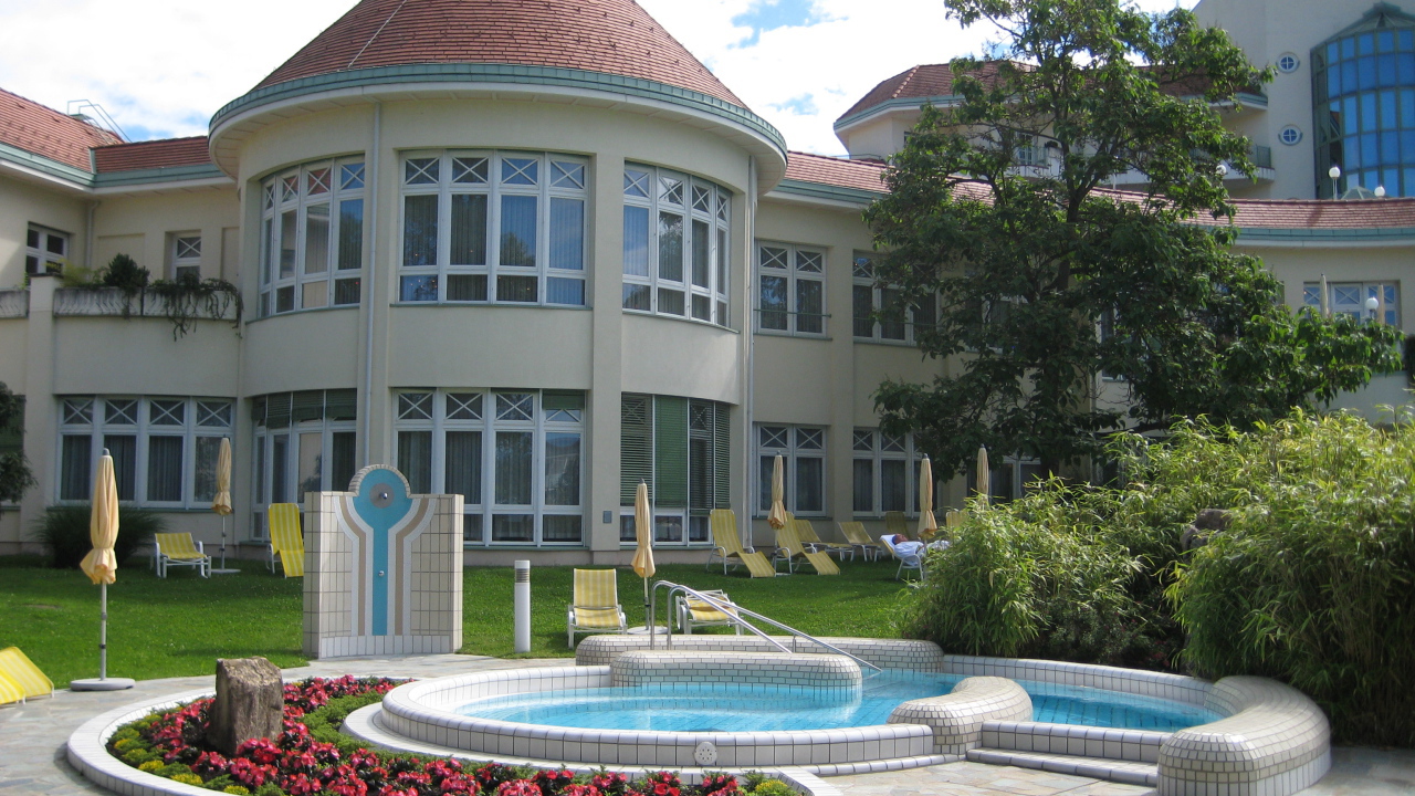 Бассейн перед отелем на курорте Бад Татцмансдорф, Австрия