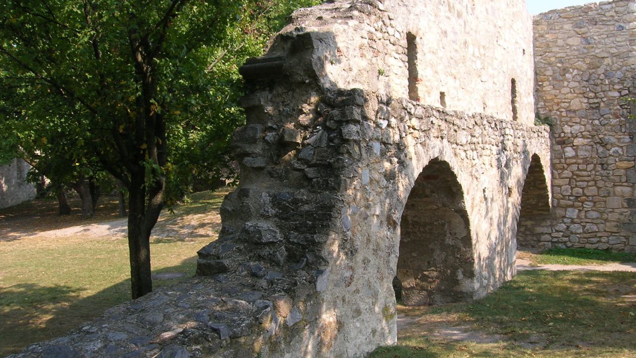 Остатки крепостной стены в городе Гайнберг, Австрия