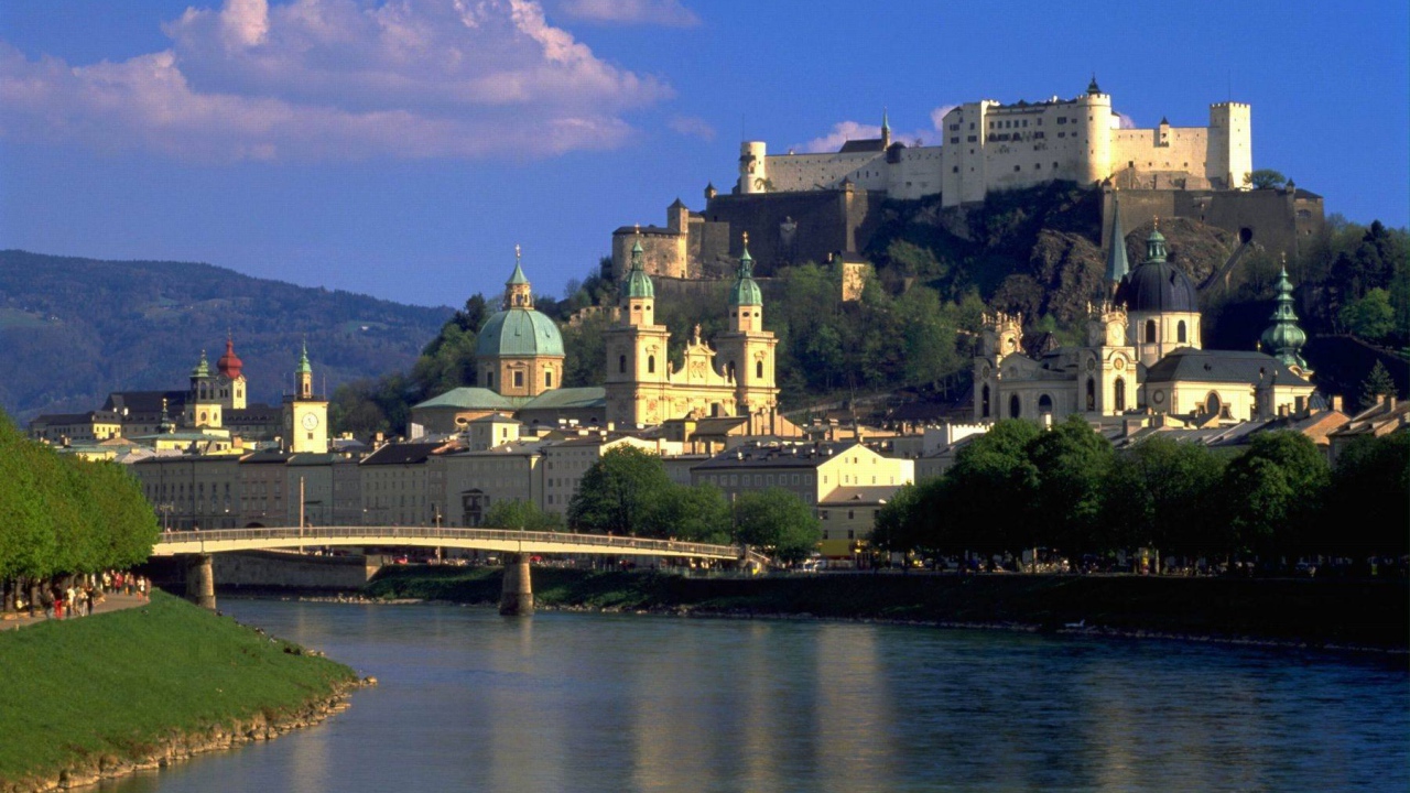 Река на фоне города в Зальцбурге, Австрия