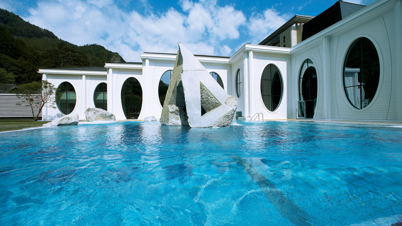 Скульптура в бассейне на курорте Бад Лойперсдорф, Австрия