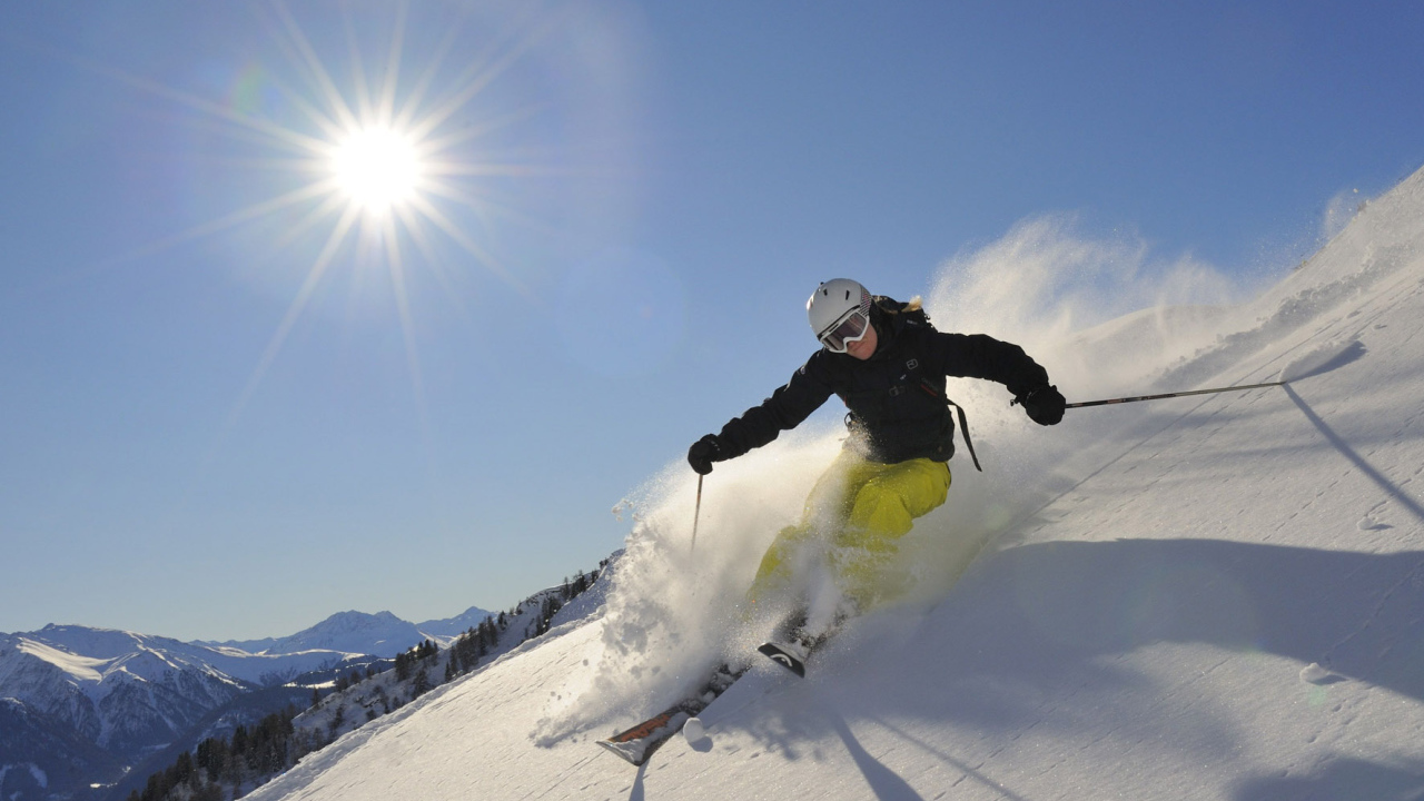 Лыжник на горнолыжном курорте Серфаус, Австрия