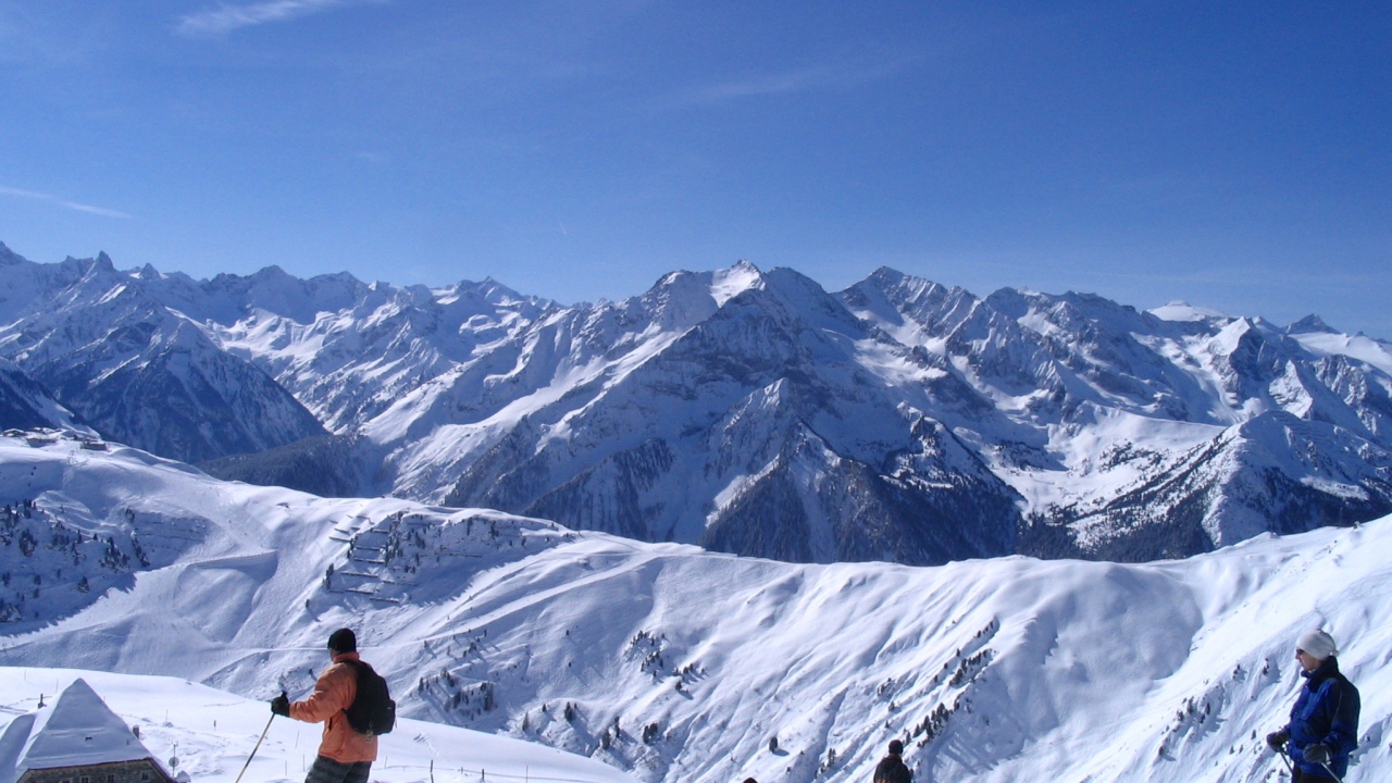 Лыжники на трассе на горнолыжном курорте Майрхофен, Австрия