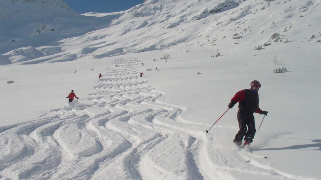 Катание на лыжах на горнолыжном курорте Лех, Австрия