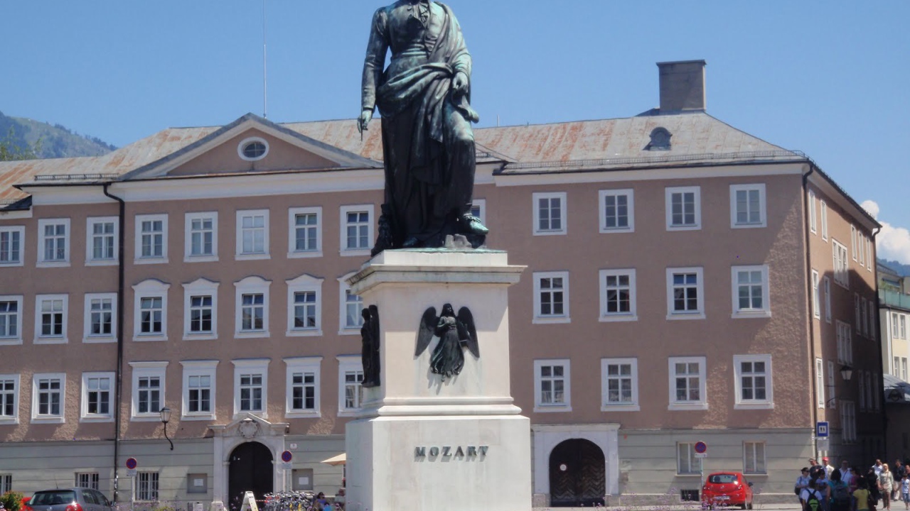 Статуя Моцарта в городе  Зальцбург, Австрия