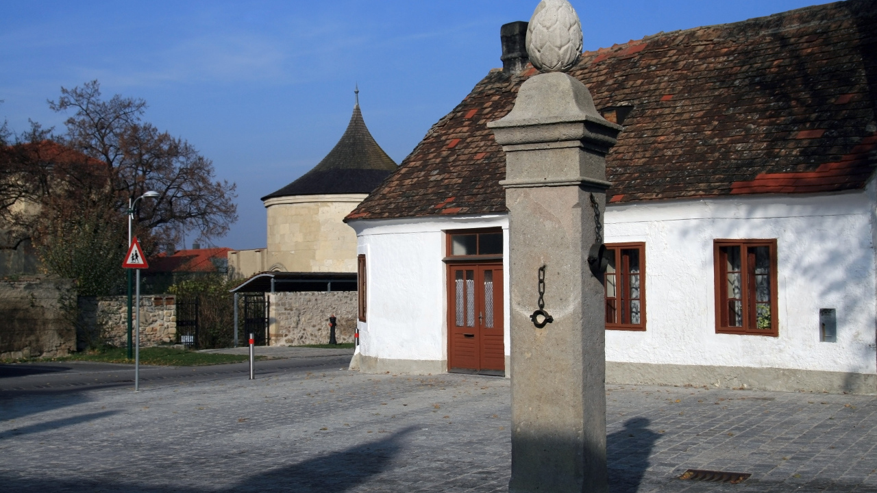 Каменный столб на улице в городе Гайнберг, Австрия