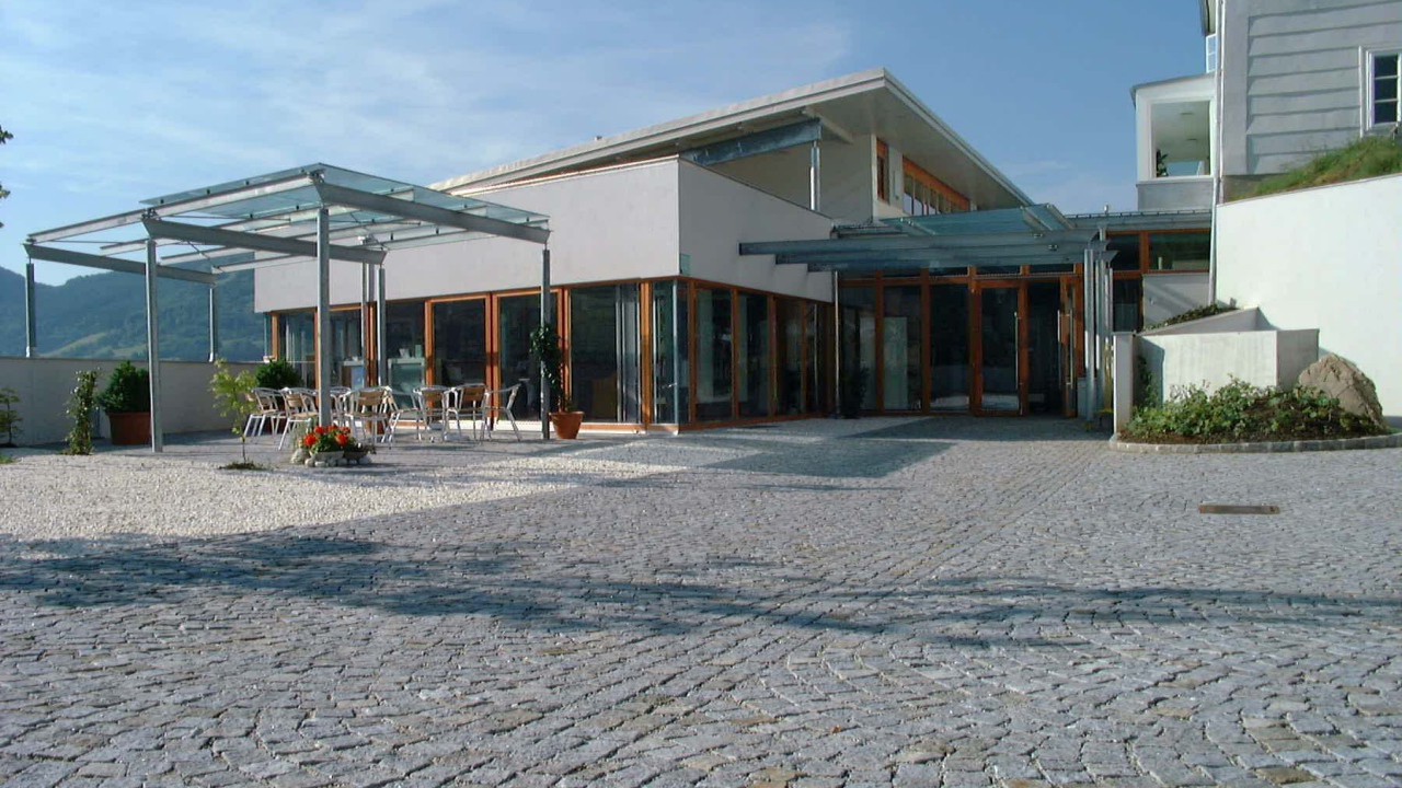 Уличное кафе в городе Нойштифт, Австрия