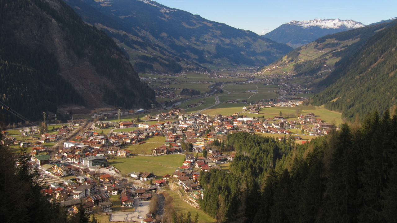 Летняя панорама на горнолыжном курорте Майрхофен, Австрия