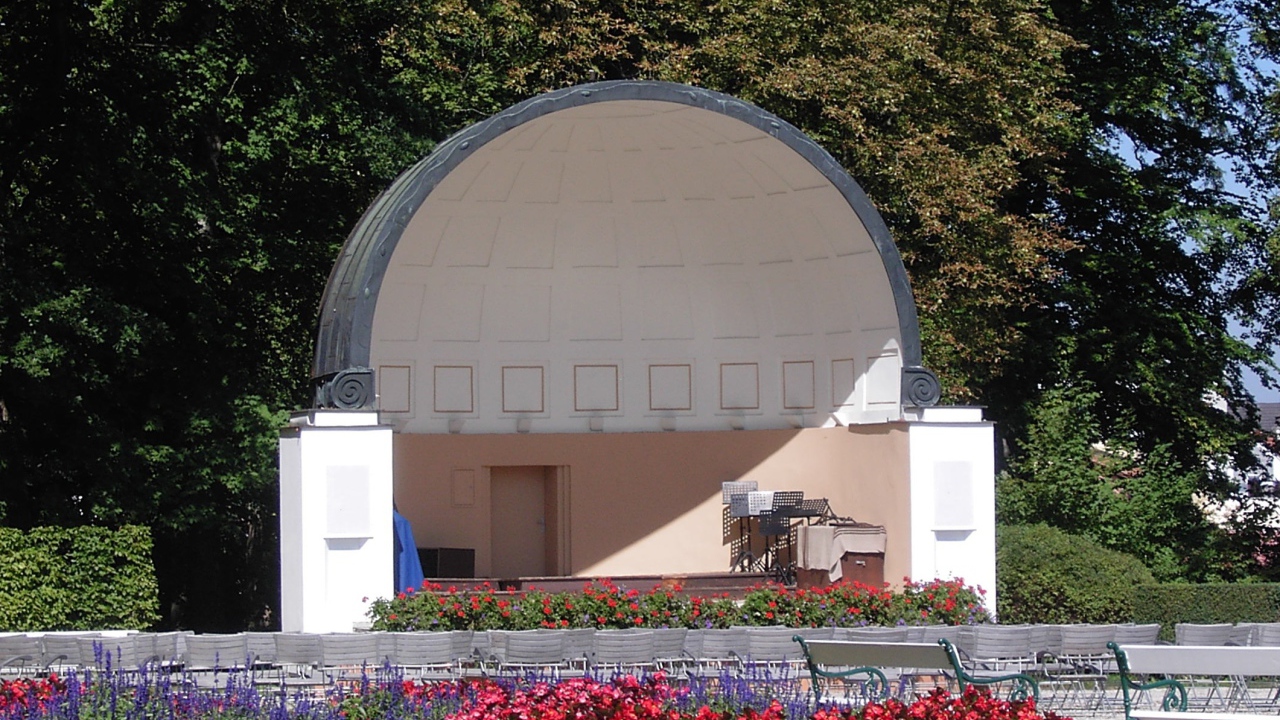 Сцена в парке на курорте Бад Халль, Австрия