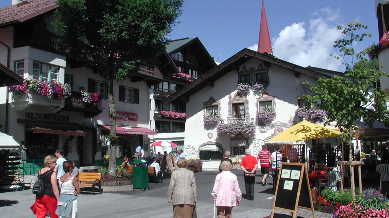 Прогулка по улице на курорте Зеефельд, Австрия