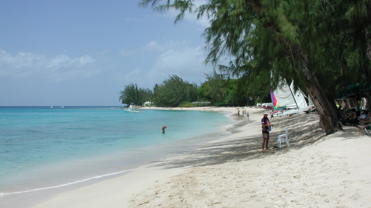 Люди отдыхают на пляже в Барбадосе