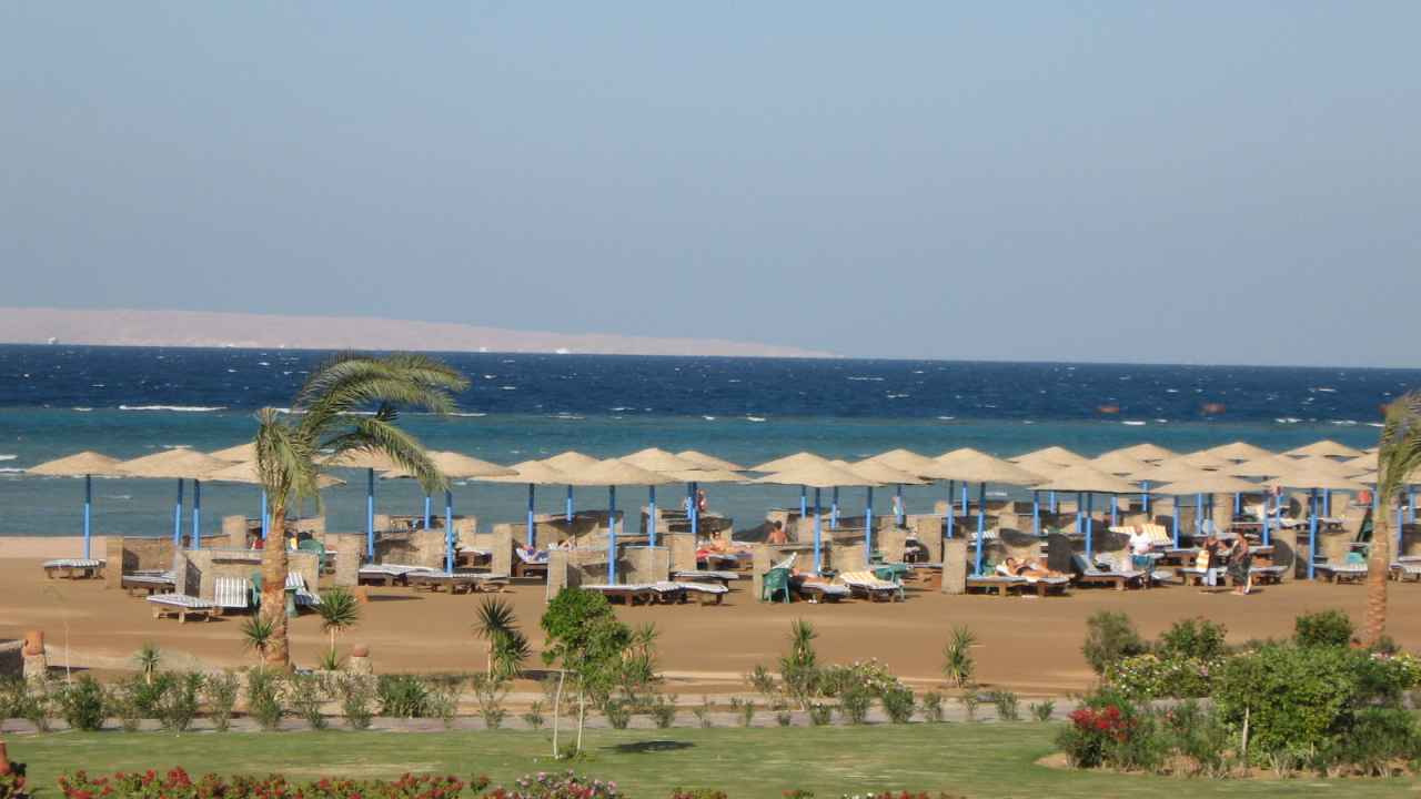 Осенний отдых на пляже на курорте Хургада, Египет